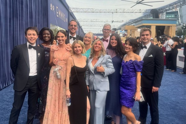 Roteirista de série famosa surpreende ao levar bomba de leite ao Emmy: "Não ganhamos, mas não tivemos mastite!"