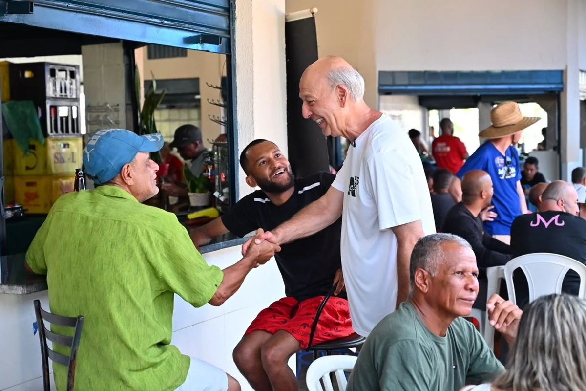 Arruda promete construir hospital e levar VLT até São Sebastião