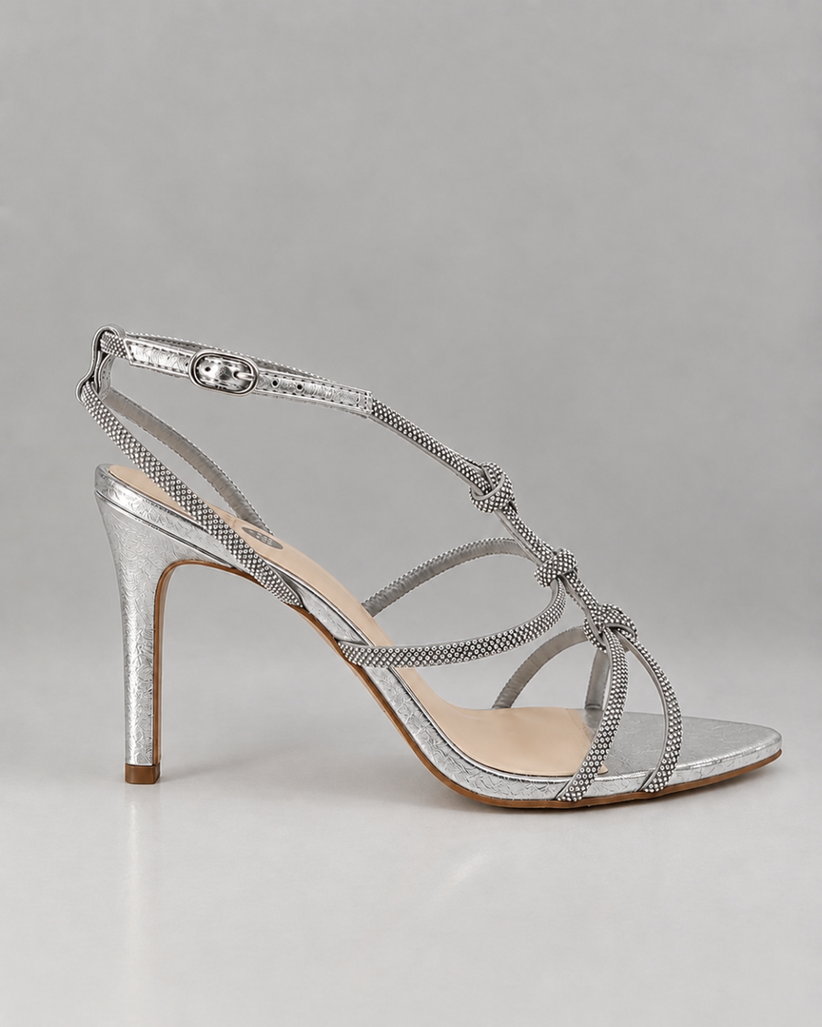 Confraria Studio, etiqueta de Brasília, faz estreia em Milão