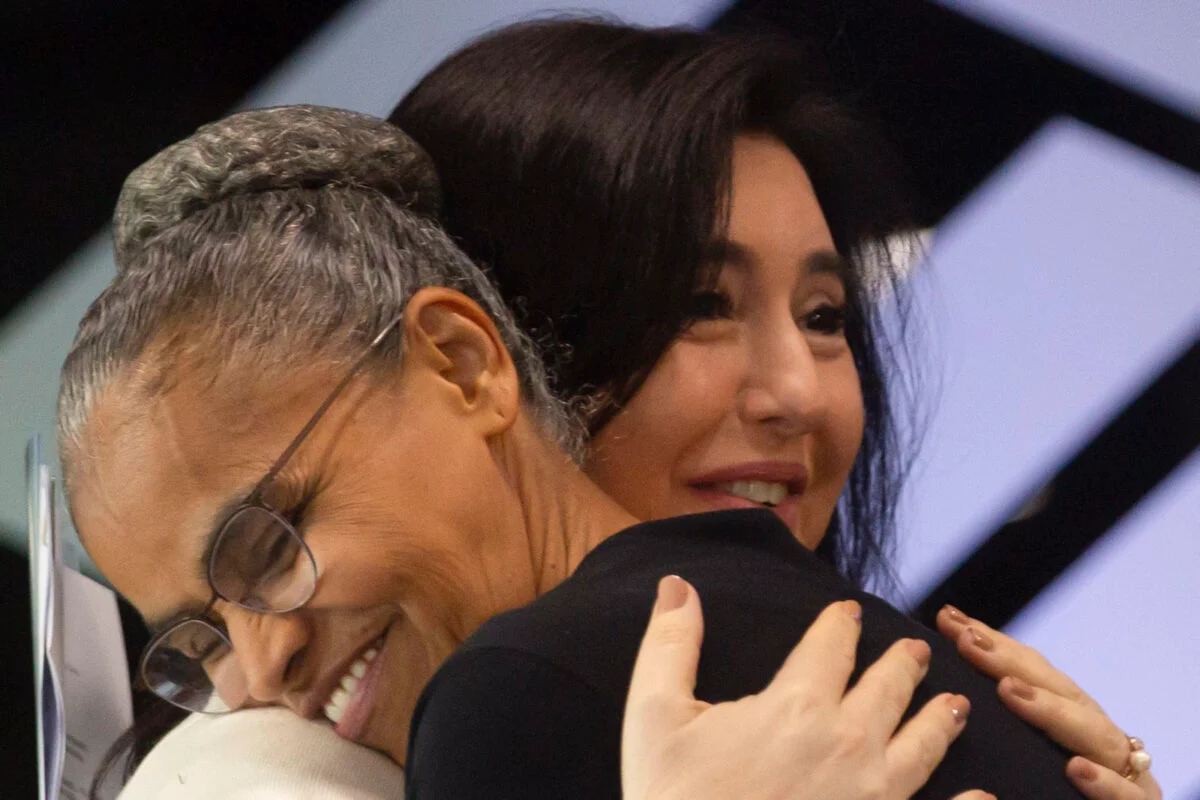 Ministras Simone Tebet e Marina Silva (Meio Ambiente e Mudança Climática) se abraçam durante evento - metrópoles