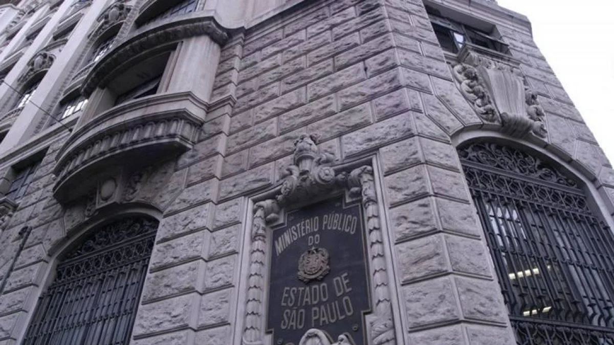 Promotor é empurrado e xingado no chão por advogado em júri, diz MPSP