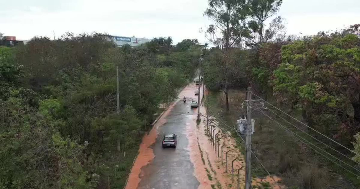Vídeo: Rompimento de adutora provoca grande vazamento e atinge pistas da BR-040, em Contagem