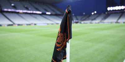 Bandeira do Corinthians em escanteio na Neo Qu&iacute;mica Arena - Foto: Alexandre Schneider/Getty Images / Esporte News Mundo