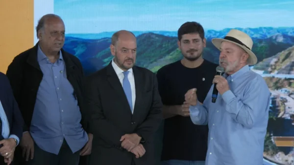 Ao lado de Pezão, Lula cita governadores do RJ presos e elogia Couto