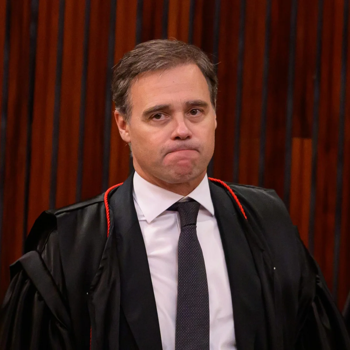 Mendonça atende Fachin e retira sigilo da investigação do caso Master