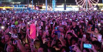 F&atilde;s acompanharam o show do Stray Kids no Rock in Rio com os celulares em riste Foto: Pedro Kirilos/Estad&atilde;o / Estad&atilde;o