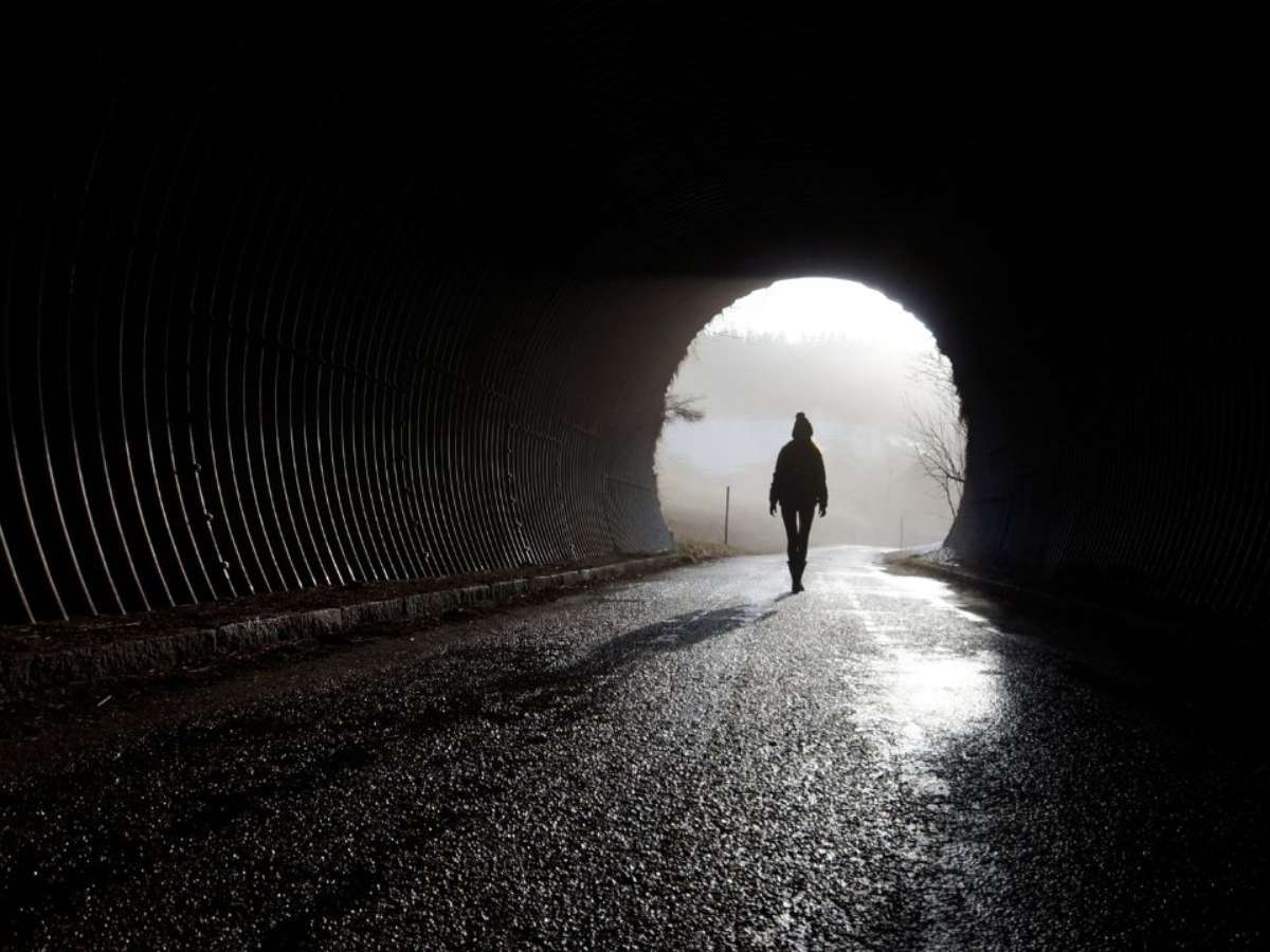 O luto silencioso: Por que o fim de uma amizade dói tanto quanto um divórcio?