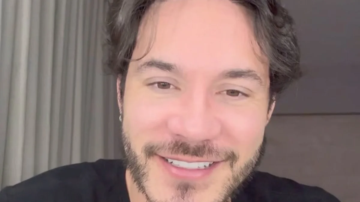 Eliezer mostra foto aos 25 anos e surpreende a web com transformação; veja
