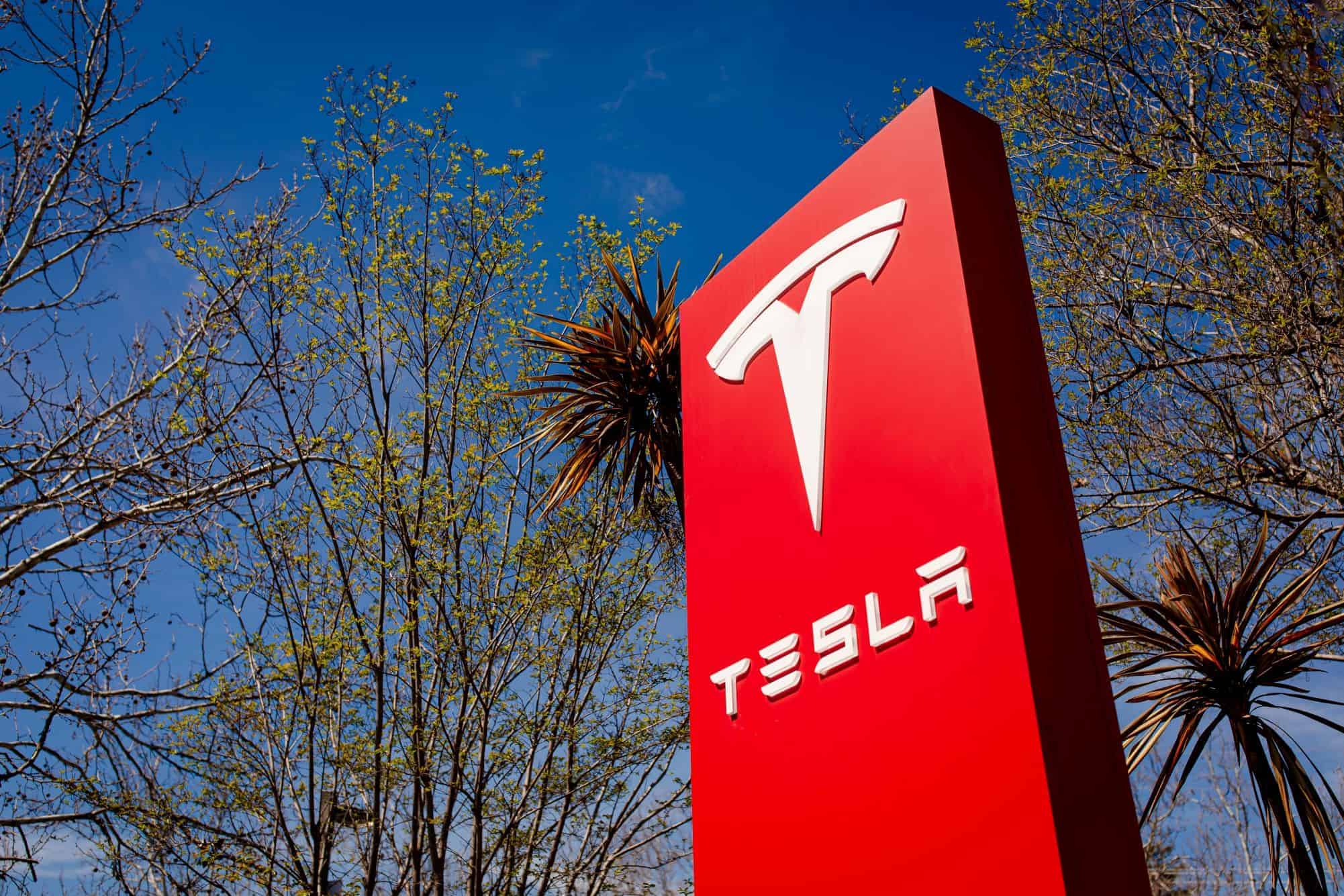 Tesla é julgada por acusações de discriminação racial contra trabalhadores negros nos EUA
