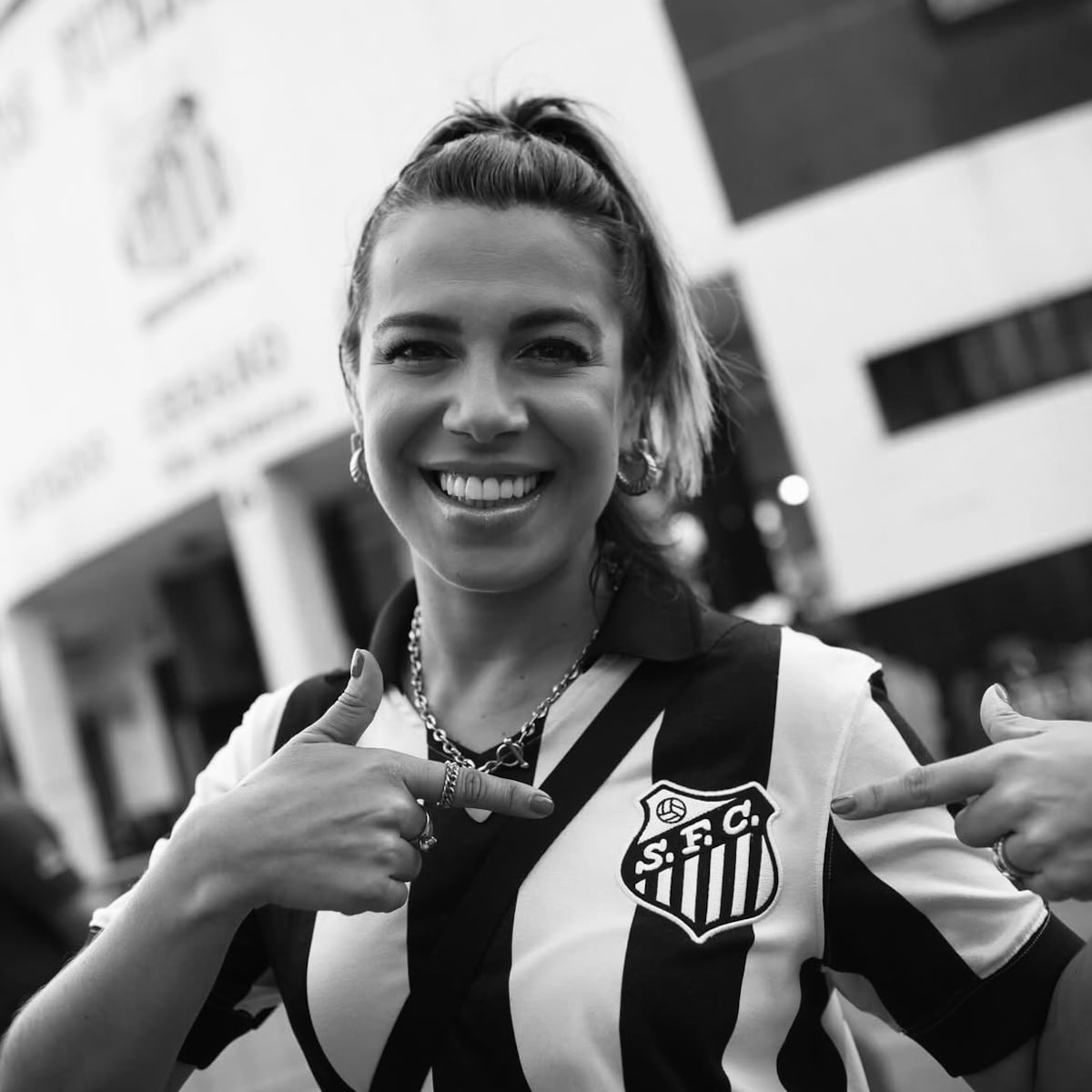 Santos anuncia morte de simbólica torcedora aos 39 anos após luta contra o câncer de colo de útero