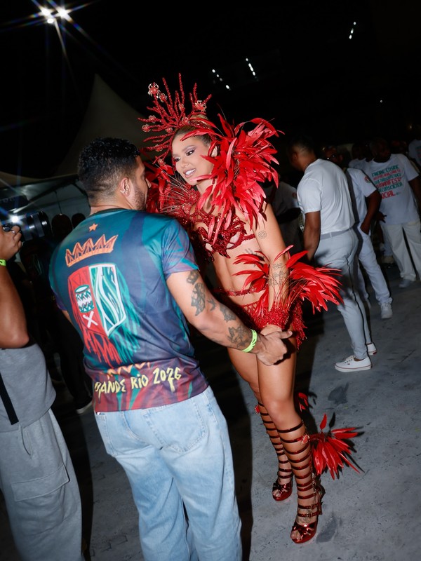 Após polêmica, estilista de Virginia fala de look ousado na F1: 'A sensualidade faz parte da identidade dela'
