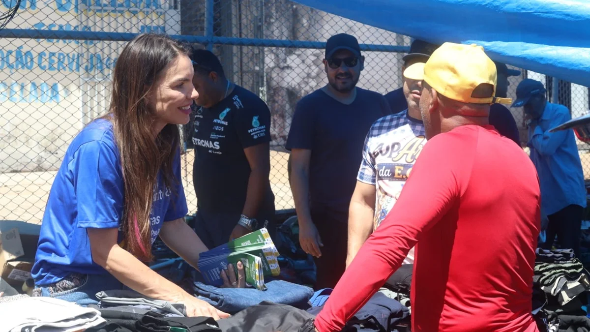Em “dia de feira”, Paula Belmonte promete melhorar a saúde de Ceilândia