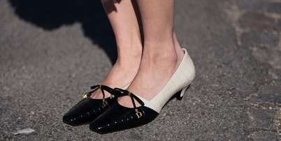 Sapato bicolor volta aos holofotes em 2026; veja 5 formas modernas e elegantes de combinar o cl&aacute;ssico nos looks Foto: Reprodu&ccedil;&atilde;o: Edward Berthelot / Bons Fluidos