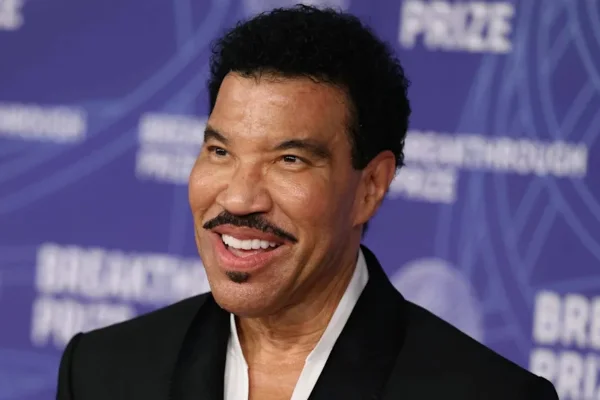 Lionel Richie é hospitalizado pela 3ª vez em três meses - destaque galeria