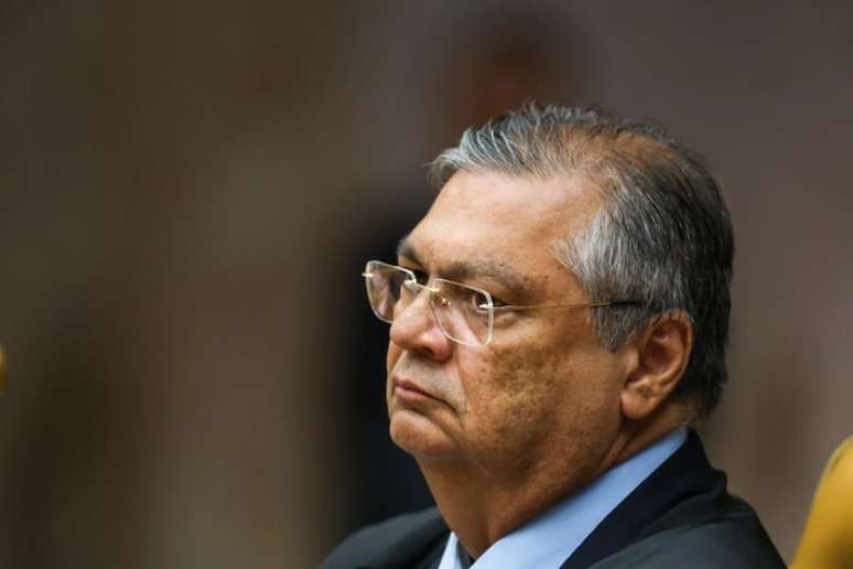 Após operação da PF, Dino proíbe Mario Frias de sair do país e ter contato com outros investigados