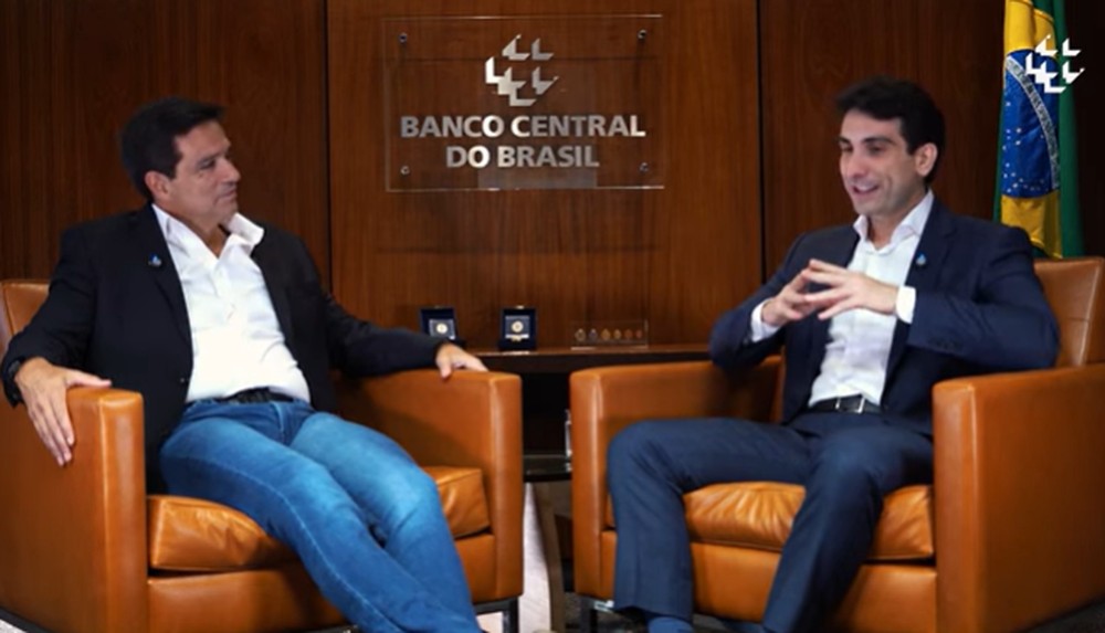O atual presidente do BC, Gabriel Galípolo, e seu antecessor, Roberto Campos Neto — Foto: YouTube/Banco Central do Brasil