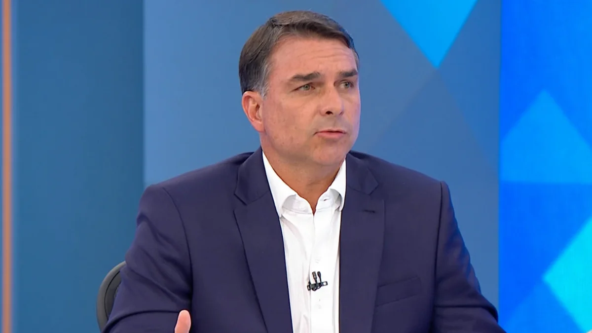"Lula está gagá", diz Flávio após acusação de elo com milicianos
