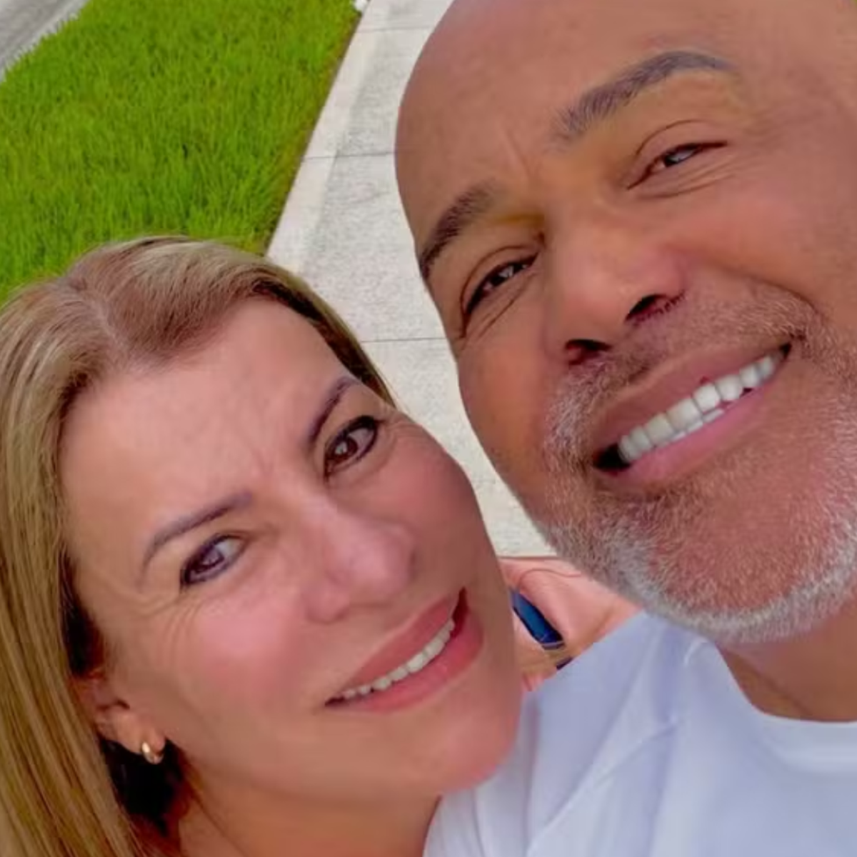 Ao saber da morte de Rick, viúva é socorrida após desembarcar no Brasil