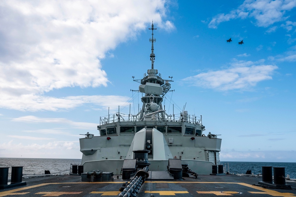 Imagem relacionada à notícia: Comando do Alasca conduz com sucesso operações marítimas conjuntas com as Forças Armadas Canadenses no Mar de Bering