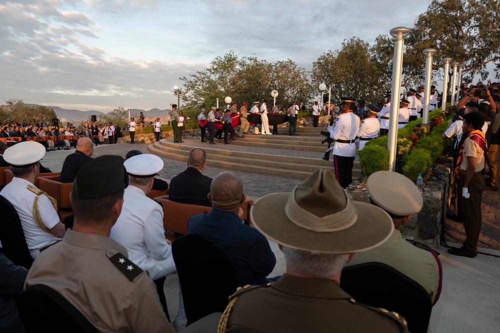Imagem relacionada à notícia: O Comandante do USINDOPACOM comemora PNG Ìs 50 o Dia da Independência, abre o terreno para a instalação de armazenamento de combustível