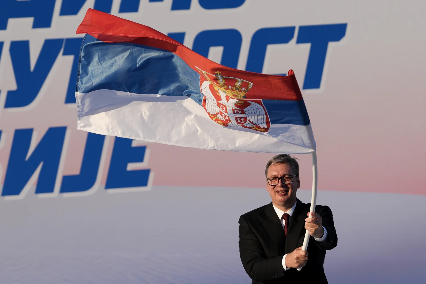 A Sérvia realizará eleições parlamentares antecipadas em outubro, testando o domínio de Vucic no poder