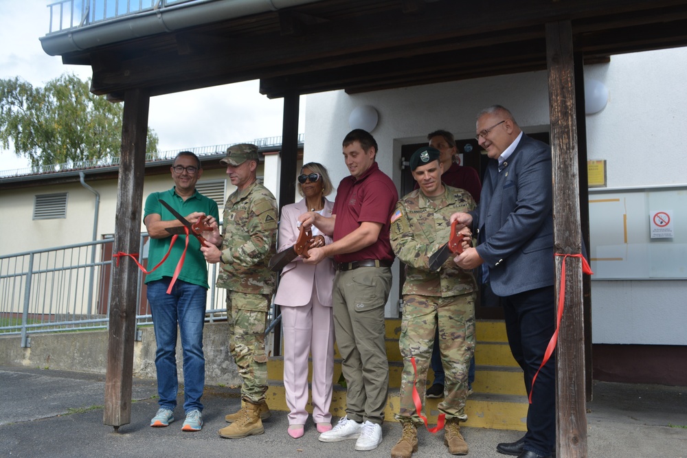 Imagem relacionada à notícia: Waffler Ìs Kantine faz grande abertura para a multidão de almoços ao meio-dia no Hohenfels