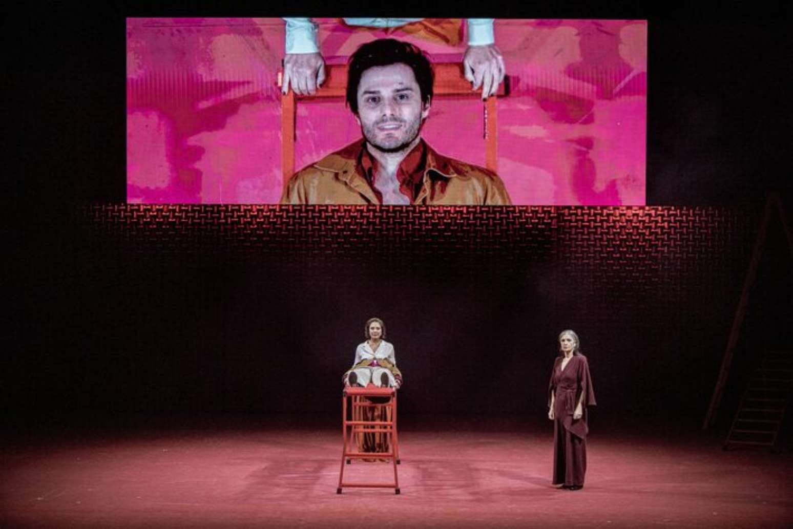 O musical 'Feliz Ano Velho' tem cenário minimalista, com escadas e telão que ajudam o fluxo narrativo.