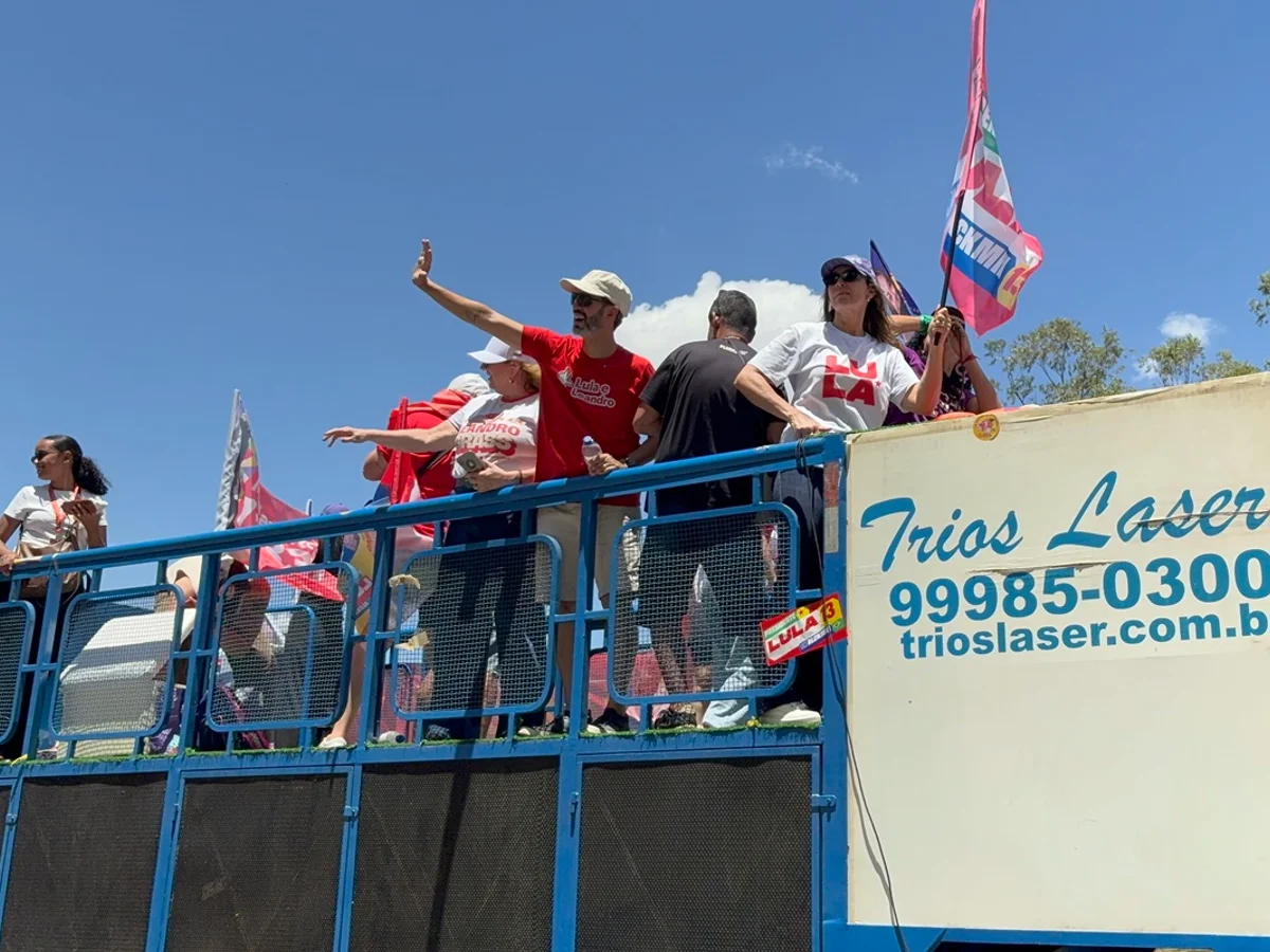 Com participação de Janja, Leandro Grass faz carreata em Águas Claras