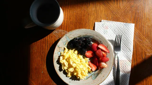 Ilustrasi menikmati sarapan dan minuman tanpa distraksi.
