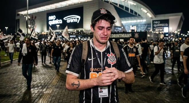 Corintiano perde namorada, passa frio e vê derrota para Chapecoense no mesmo dia