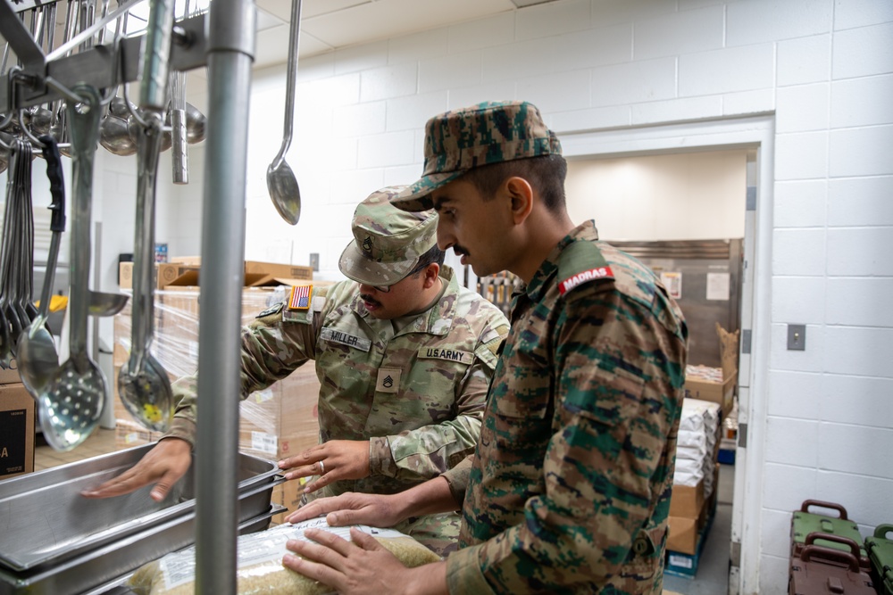 Imagem relacionada à notícia: 11 a Divisão Aerotransportada e equipes de alimentação de campo do Exército Indiano servem a Excelência durante Yud Abhyas 2025