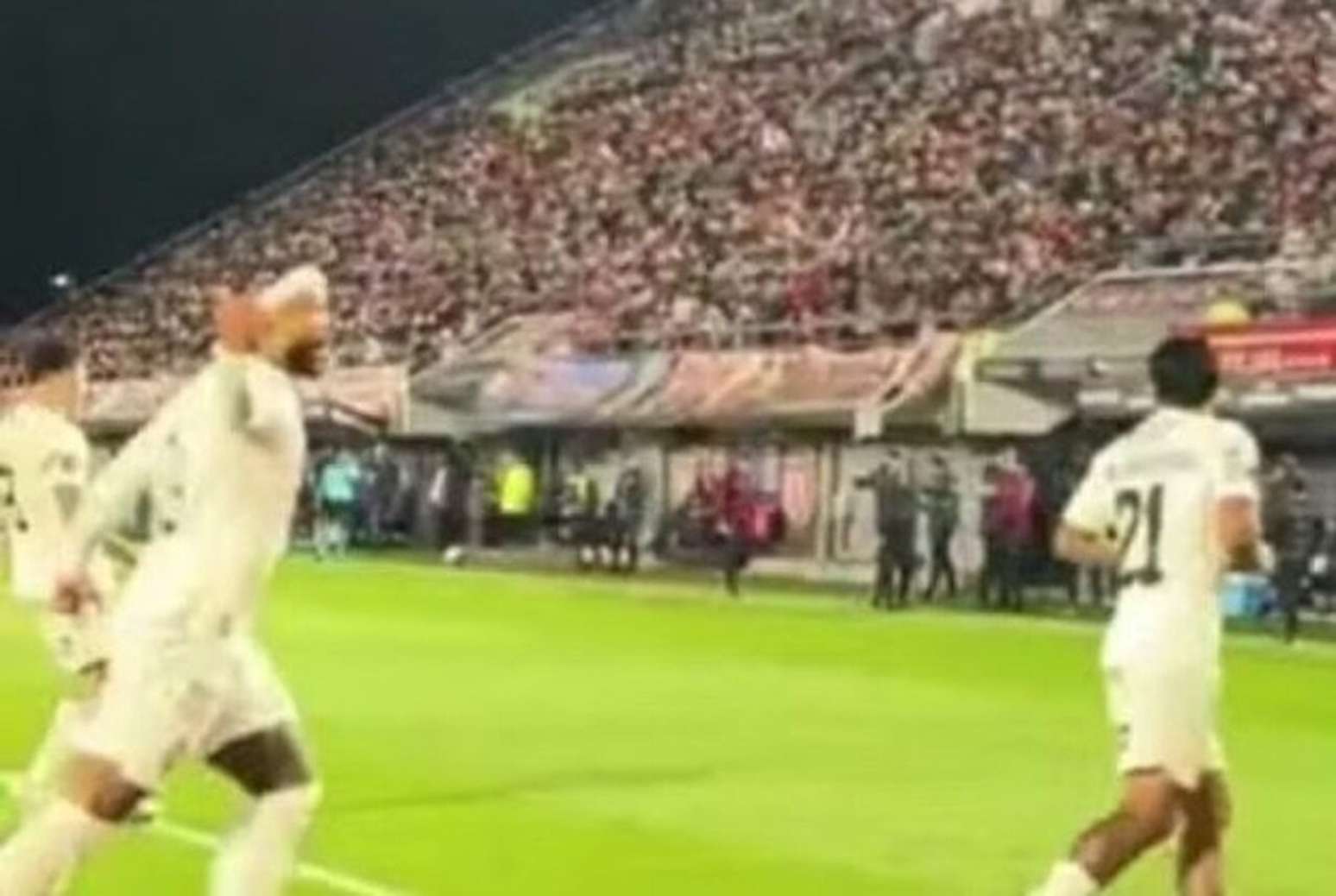 Momento em que Depay mostra dedo do meio aos torcedores argentinos &ndash;