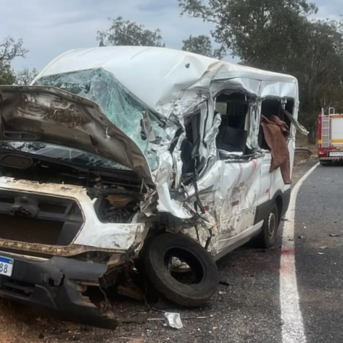 Colisão entre uma van com pacientes e carreta deixa dois mortos em Minas