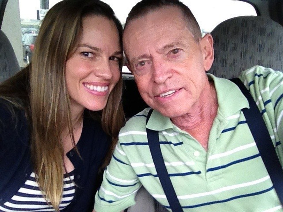 Grávida aos 52, Hilary Swank fala sobre críticas à maternidade tardia e tratamento desigual entre homens e mulheres