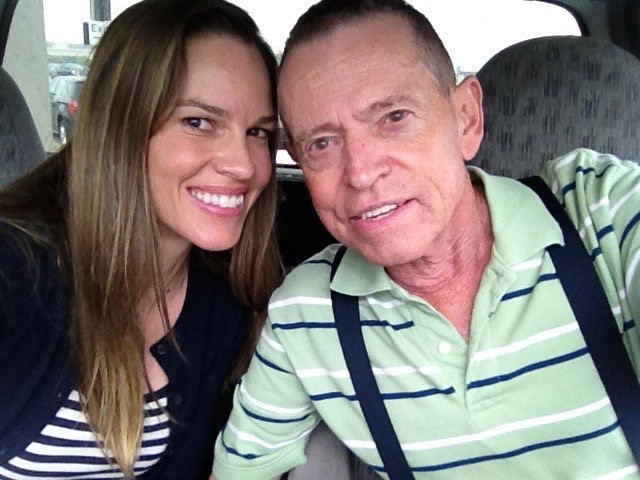 Grávida aos 52, Hilary Swank fala sobre críticas à maternidade tardia e tratamento desigual entre homens e mulheres