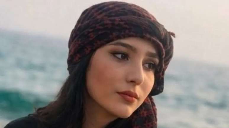 Quem é a estudante iraniana condenada à morte por blasfêmia após post nas redes sociais