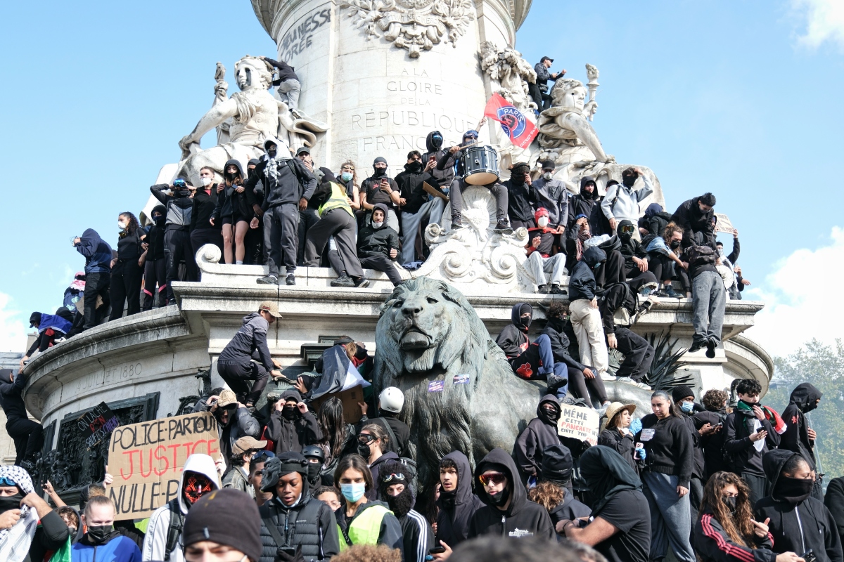 Lojas de luxo são saqueadas durante protestos na França