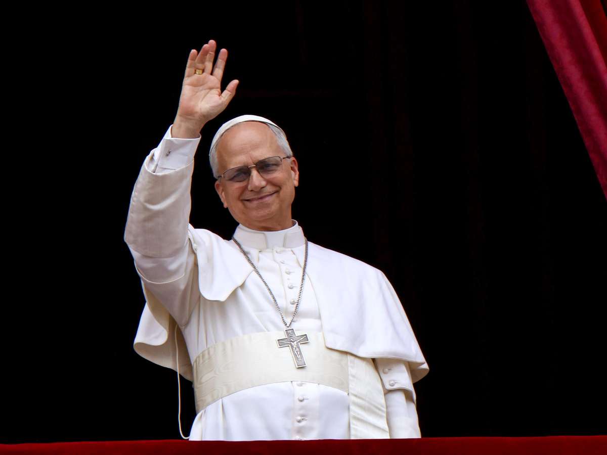 Papa Leão XIV faz fisioterapia respiratória, volta a comer e já caminha, diz Vaticano