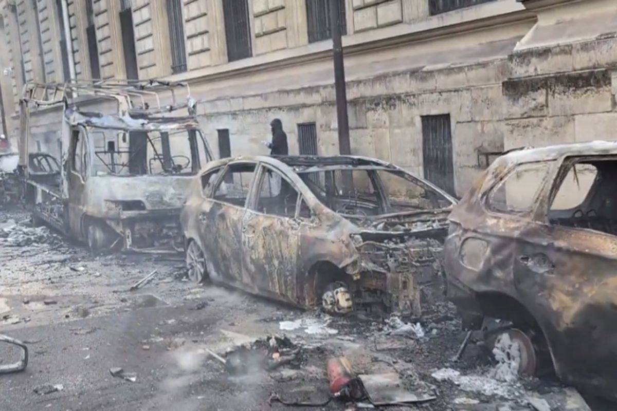 Lojas de luxo são saqueadas durante protestos na França