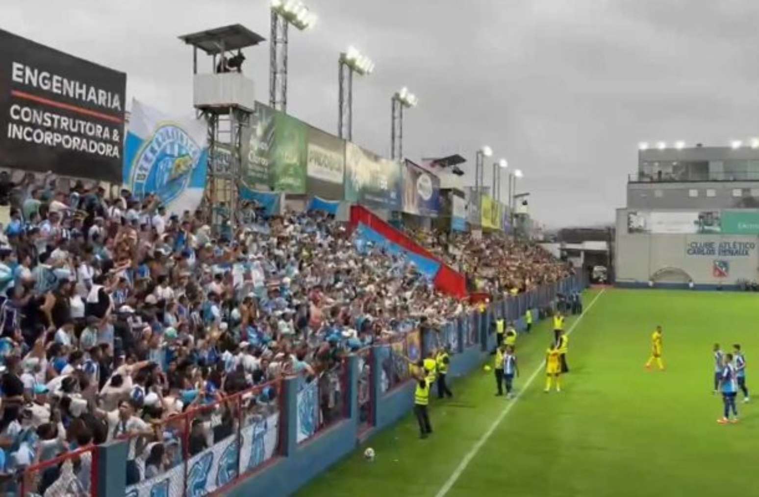 &Aacute;rbitro Wilton Pereira Sampaio opta por suspender a partida ap&oacute;s constata&ccedil;&atilde;o de riscos no setor destinado &agrave; torcida visitante &ndash;