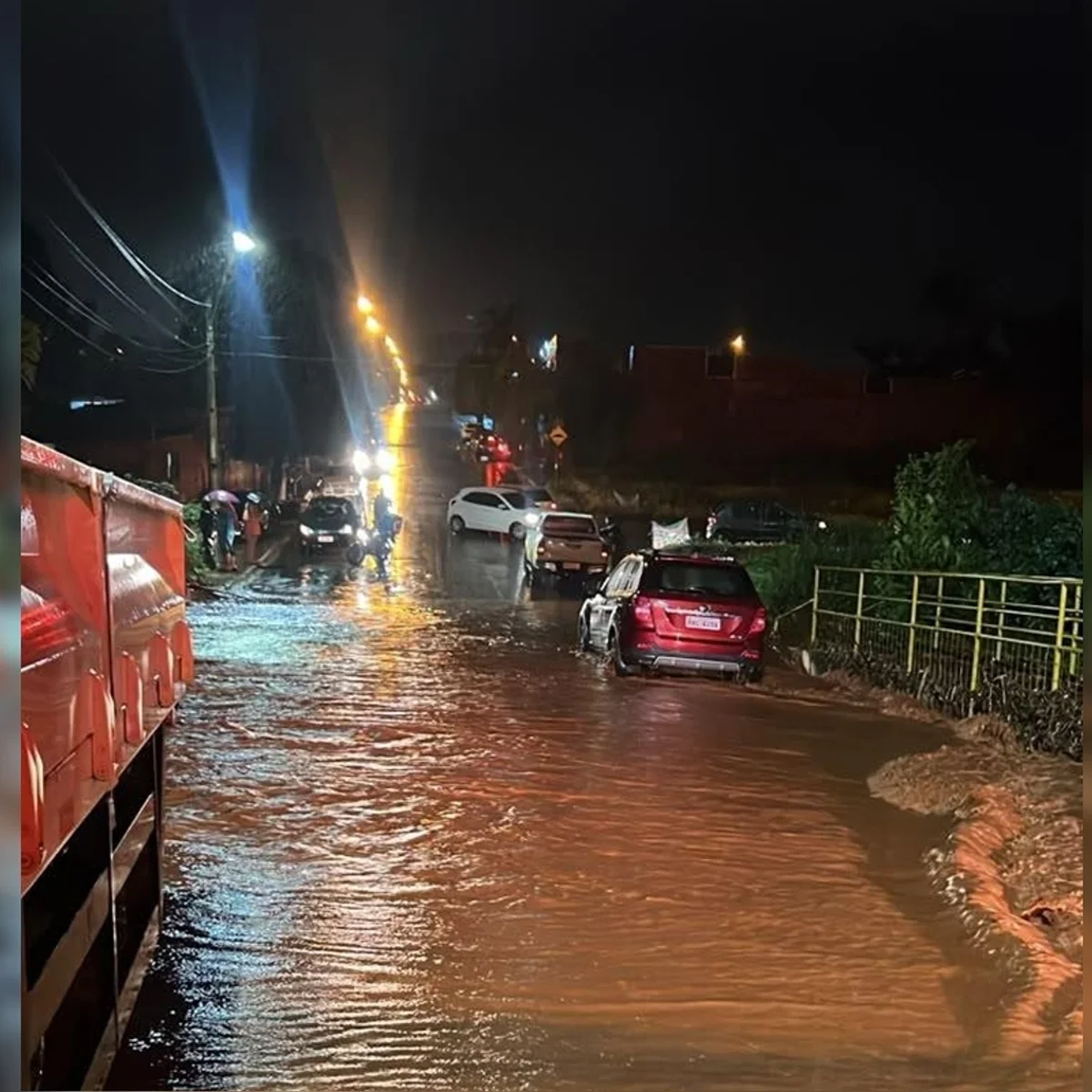 Carro falha, e idoso fica ilhado em ponte após córrego transbordar em Goiás