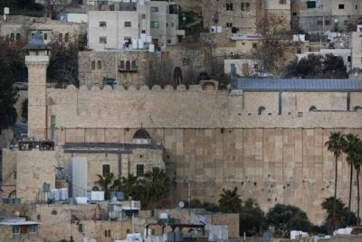 Tentera Israel menutup Masjid Ibrahimi dan kedai-kedai perniagaan berhampiran di Kota Lama Hebron kepada penduduk Palestin pada Sabtu - Foto: Agensi