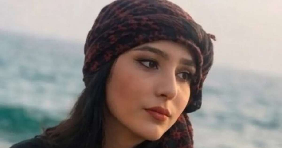 Quem é a estudante iraniana condenada à morte por blasfêmia após post nas redes sociais