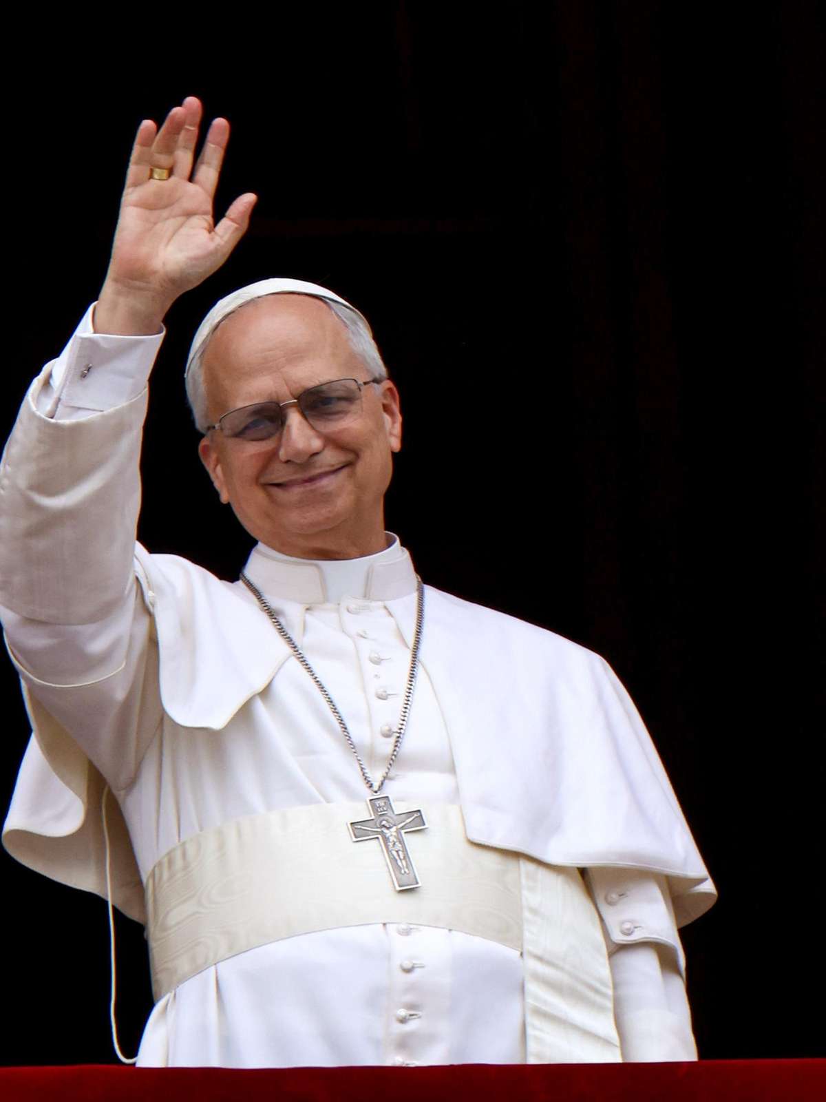 Papa Leão XIV faz fisioterapia respiratória, volta a comer e já caminha, diz Vaticano
