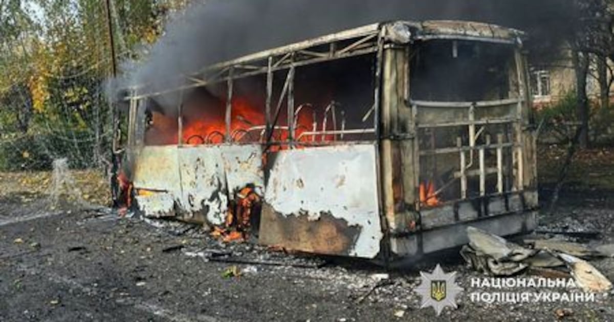 Bombardeio russo atinge ônibus com civis e deixa 33 mortos em reduto importante da Ucrânia