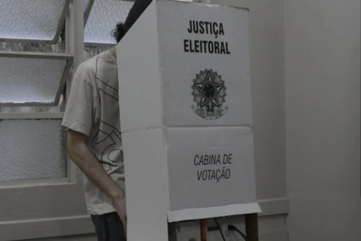 Posso ir votar com camisa, bóton ou boné do meu candidato?