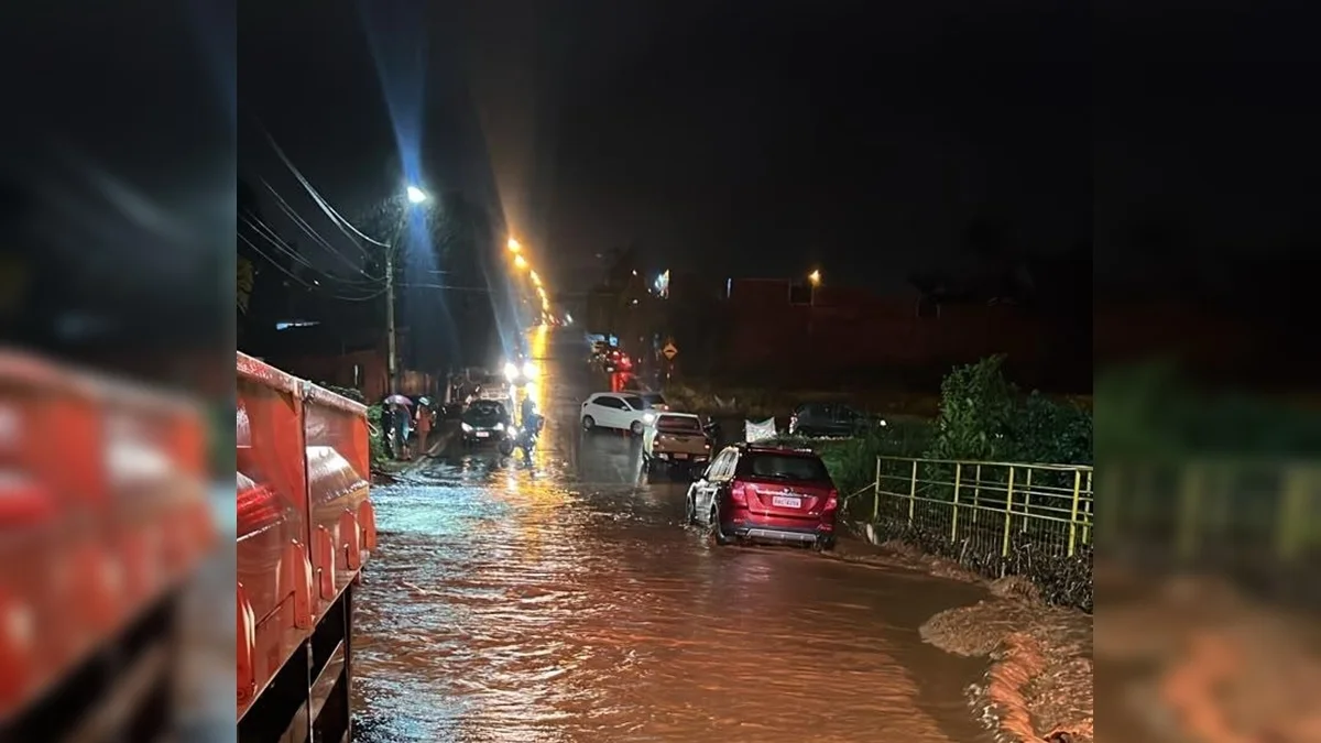 Carro falha, e idoso fica ilhado em ponte após córrego transbordar em Goiás