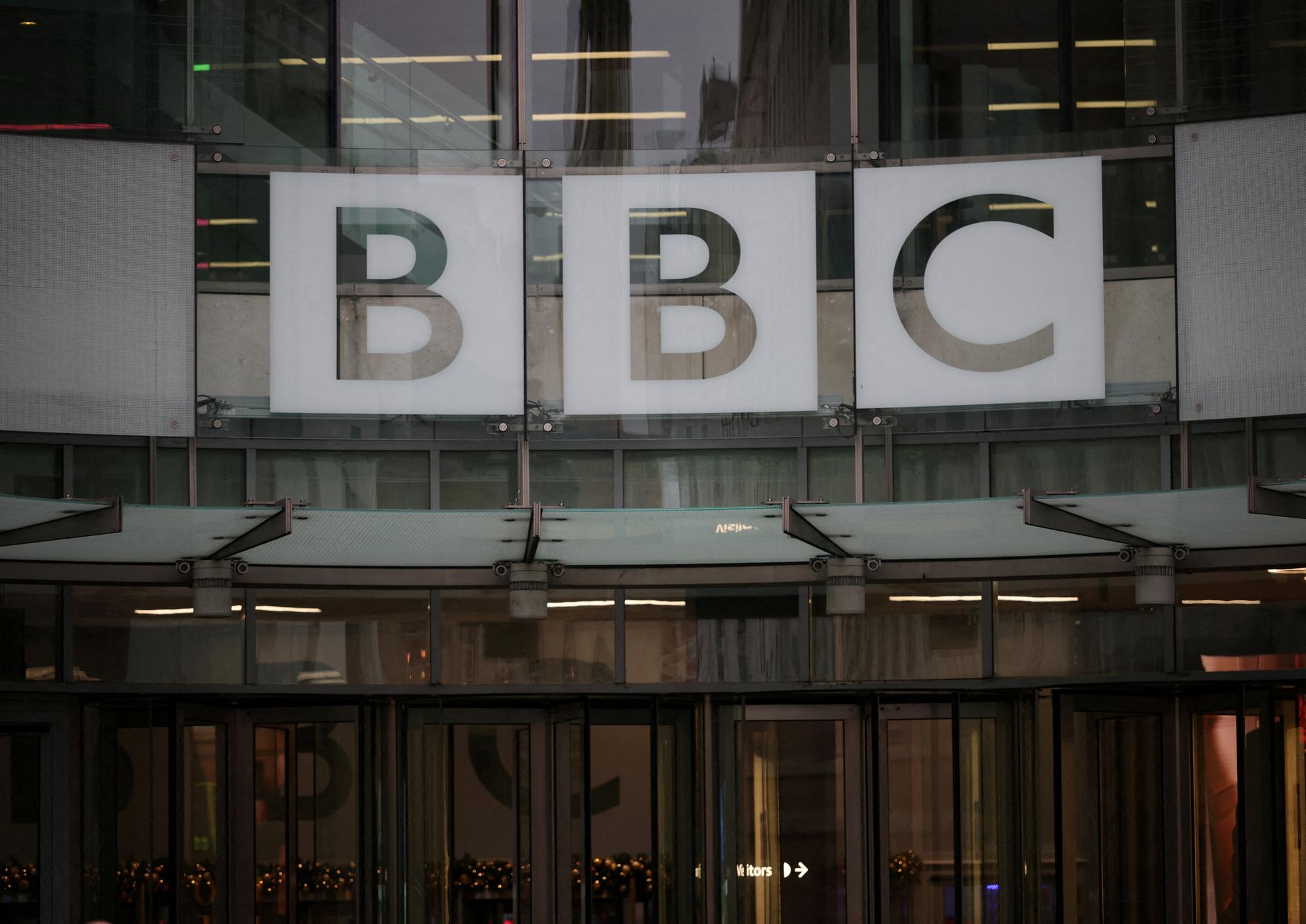 Juiz ordena que Trump compareça para depoimento em sua ação de difamação contra a BBC
