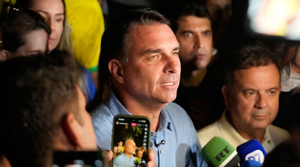 Flávio Bolsonaro quer debater com Lula, afirma coordenador de campanha