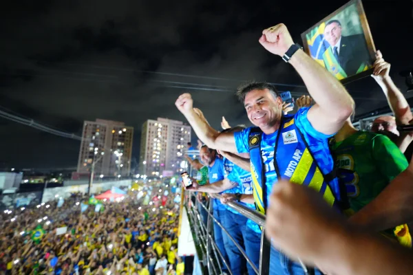 Às vésperas do 2º turno, Flávio ajusta discurso e tenta evitar abstenção - destaque galeria